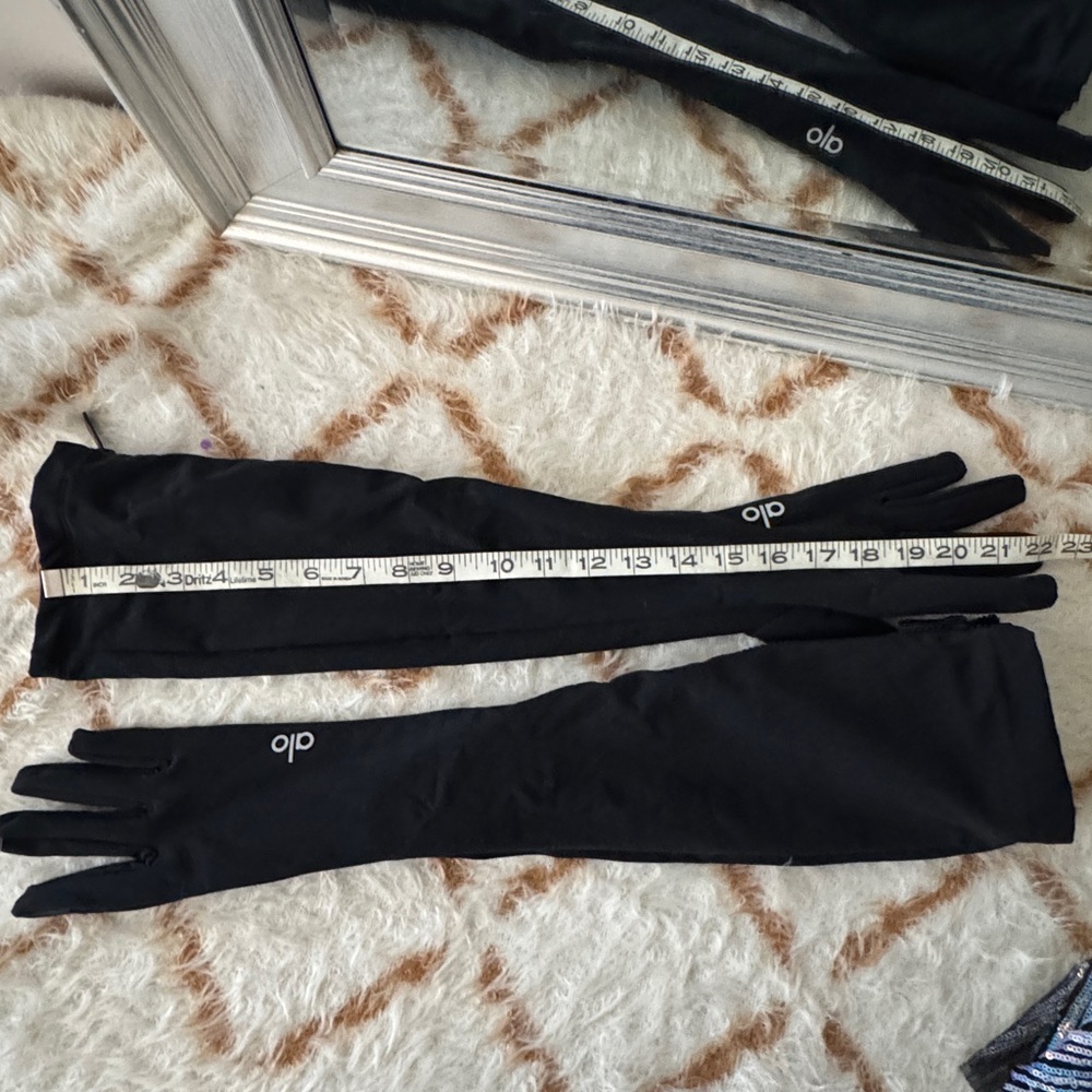 ALO Yoga Black Long Gloves M/L - Picture 5 of 5